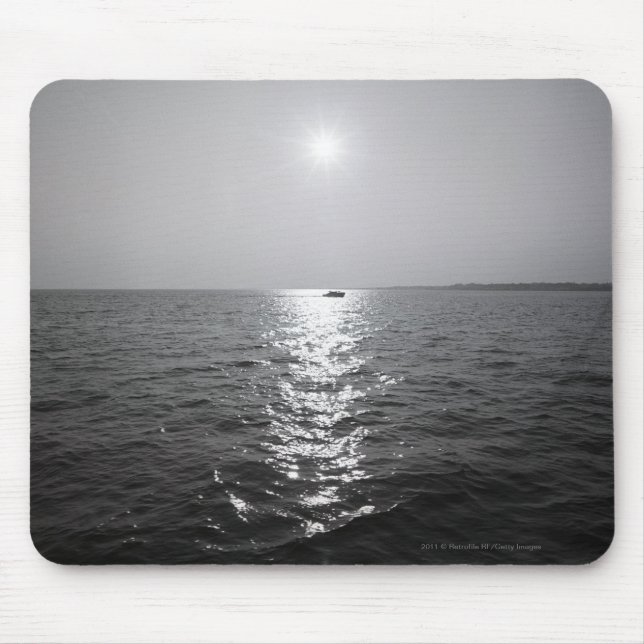 Mousepad Barco distante no oceano (Frente)