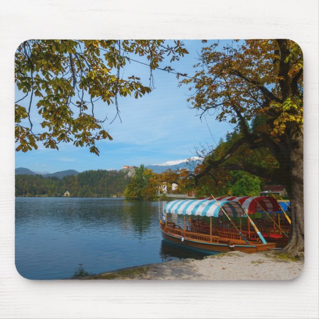 Mousepad Barcos de turista no lago sangrado no outono (Frente)