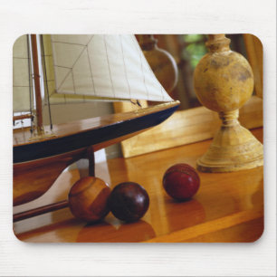 Mousepad Basebol antigos em uma mesa por um veleiro modelo