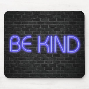 Mousepad BE KIND texto em luzes néon no tijolo