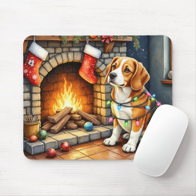 Mousepad Beagle Sitting by Fireplace with Christmas Lights (Com mouse)