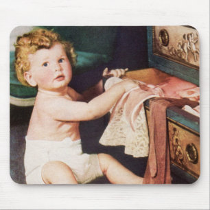 Mousepad Bebê Fofo Antigo Brincando com Gaveta de Roupas