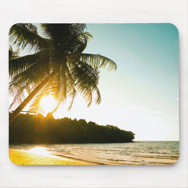 Mousepad Belo pôr do sol em praia tropical com palmeiras (Frente)