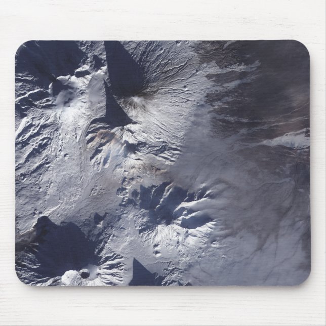 Mousepad Bezymianny Volcano exibe uma pluma modesta (Frente)