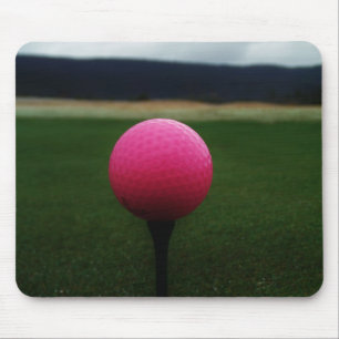 Mousepad Bola de Golfe Rosa em campo de golfe na montanha