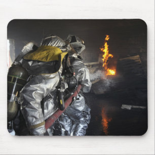 Mousepad Bombeiros extinguem incêndio num treino ou