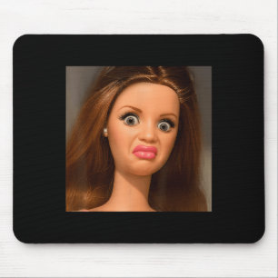 Mousepad Boneca Engraçada Meme Rosto Repulsivo
