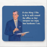 Mousepad Bonita no escritório.<br><div class="desc">Uma coisa boa que gosto de fazer é andar pelo escritório para que todos possam gostar de como sou bonito.</div>