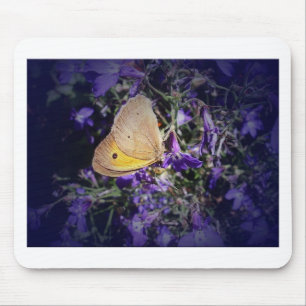 Mousepad Borboleta Amarela Deslumbrante sobre Lavanda.
