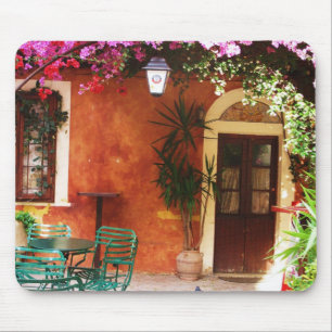 Mousepad Bougainvillea que cresce fora de uma casa,