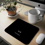 Mousepad Branco | Monograma moderno<br><div class="desc">Este moderno mouse apresenta um fundo preto rico,  com suas iniciais em negrito texto branco para um olhar simples e masculino.</div>