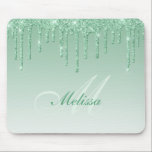 Mousepad brilho verde pingando<br><div class="desc">glitter verde de vidro feminino pinga e monograma com texto elegante. Os recursos de texto podem ser personalizados.</div>
