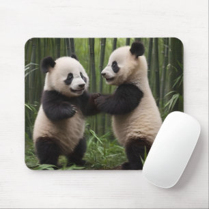 Mousepad Brincadeiras: Bebês Pandas Brincam na Floresta