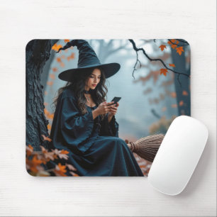 Mousepad Bruxa de Halloween bonita enviando mensagens em um