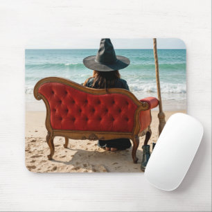 Mousepad Bruxa Sentada em um sofá de costa