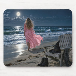 Mousepad Bruxa Vestindo um Vestido Rosa em uma Praia ao Lua
