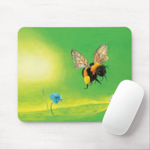 Mousepad Bumblebee voando sobre o campo