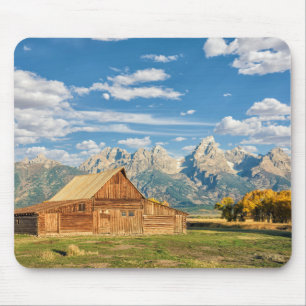 Mousepad Cabana rústica de madeira perto da cordilheira