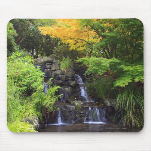 Mousepad Cachoeira borrada da rocha, árvores verdes &