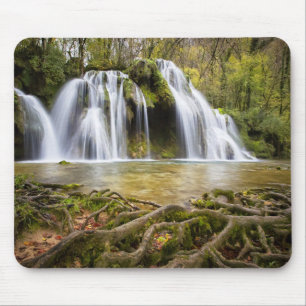 Mousepad cachoeira na floresta