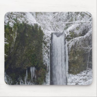 Cachoeira obscura cercada por uma floresta nevado
