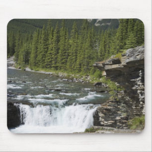 Mousepad Cachoeiras com borda da rocha e uma montanha