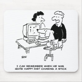 Mousepad Cachorro está tocando em um computador