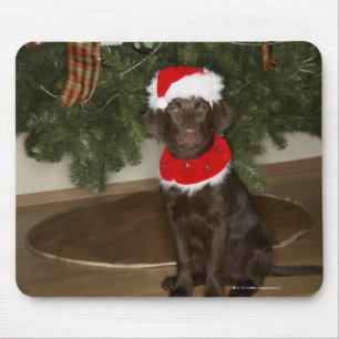 Mousepad Cachorro sentado perto de uma árvore de Natal