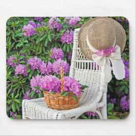 Mousepad cadeira de vime no jardim de azalea