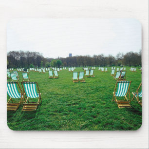 Mousepad Cadeiras de Decks Espalhadas no Parque Verde, Lond