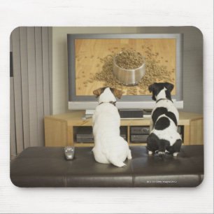 Mousepad Cães que olham o prato do cão com comida na tev