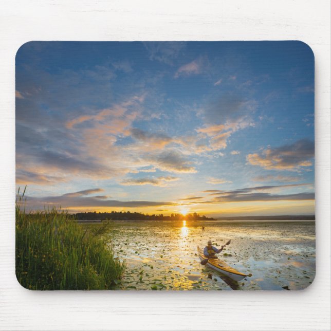 Mousepad Caiaque masculino remando caiaque marinho em águas (Frente)