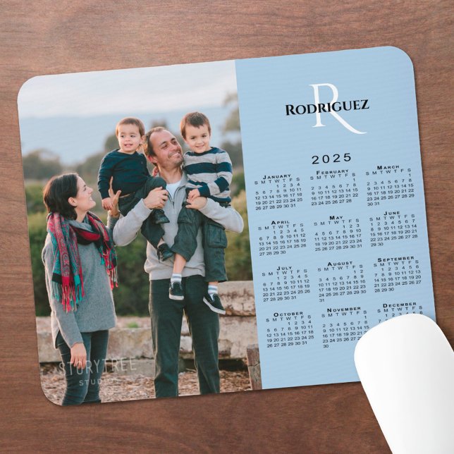 Mousepad Calendário 2025 Sua Foto Nome Monograma Azul Claro (2025 Calendar Your Photo Monogram Name Light Blue Mouse Pad in situ)