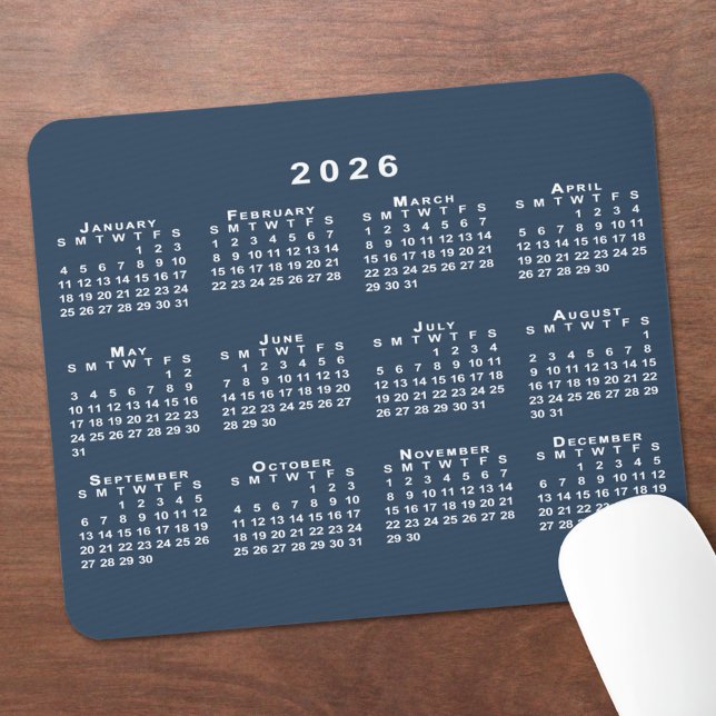 Mousepad Calendário 2026 Azul Marinho e Branco (Navy Blue and White 2026 Calendar Mouse Pad, in situ)
