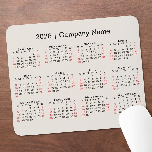 Mousepad Calendário 2026 com Nome da Empresa em bege (2026 Calendar with Company Name on Beige Mouse Pad, in situ)