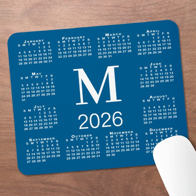 Mousepad Calendário 2026 Monograma Azul e Branco (Blue and White Monogram 2026 Calendar Mouse Pad, in situ)