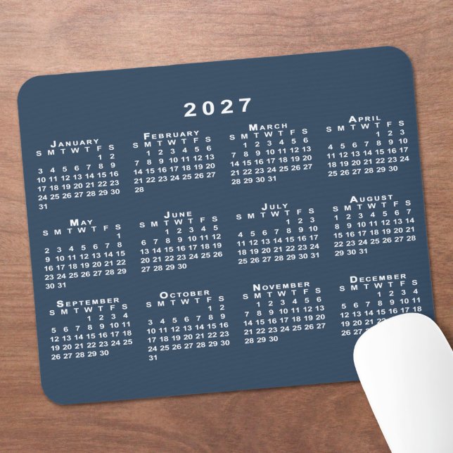 Mousepad Calendário 2027 Azul Marinho e Branco (Navy Blue and White 2027 Calendar Mouse Pad in situ)