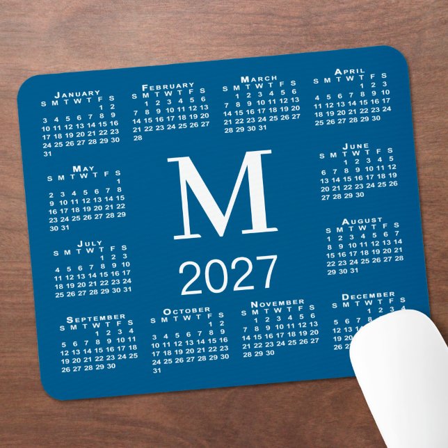 Mousepad Calendário 2027 Monograma Azul e Branco (Blue and White Monogram 2027 Calendar Mouse Pad in situ)