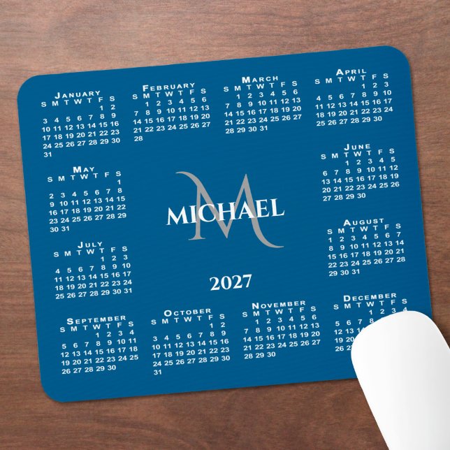 Mousepad Calendário Chic 2027 Monograma Nome em Azul (2027 Calendar Chic Monogram Name on Blue Mouse Pad in situ)