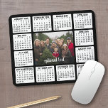 Mousepad Calendário com Foto no Centro de Branco Preto<br><div class="desc">Colagem de fotos com um calendário e sala para adicionar texto. Uma forma excelente de mostrar a sua foto favorita ao longo do ano. Um item divertido para o Ano Novo a ser usado no escritório ou em casa. Para alterar as cores no plano de fundo e no calendário, clique...</div>