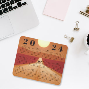 Mousepad Calendário do Ano 2024 Cruzando o Deserto ao Pôr d