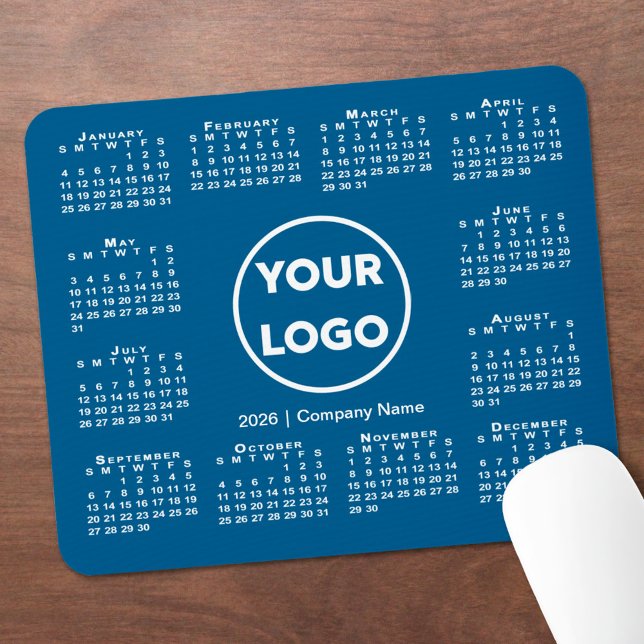 Mousepad Calendário Empresarial Simples 2026 Logo em Azul (Simple 2026 Calendar Business Logo on Blue Mouse Pad, in situ)