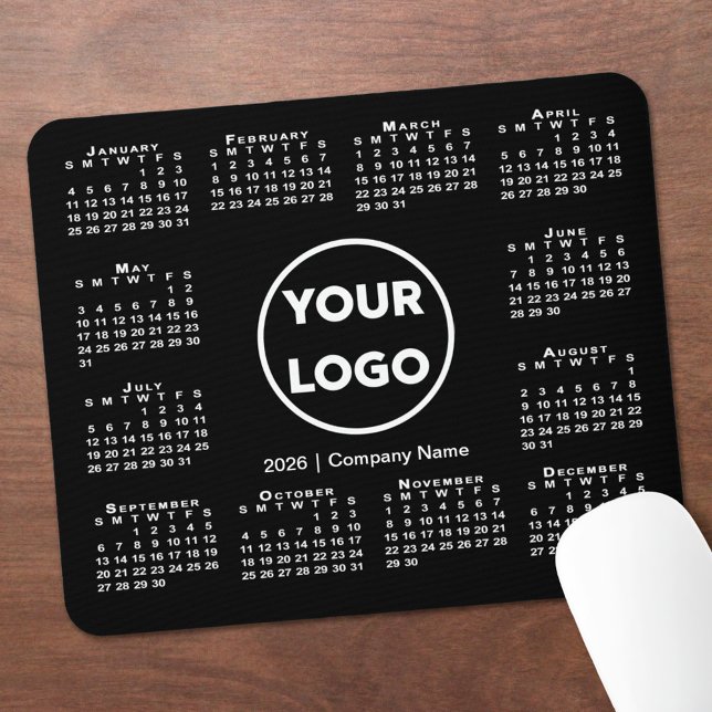 Mousepad Calendário Empresarial Simples 2026 Logotipo em Pr (Simple 2026 Calendar Business Logo on Black Mouse Pad, in situ)