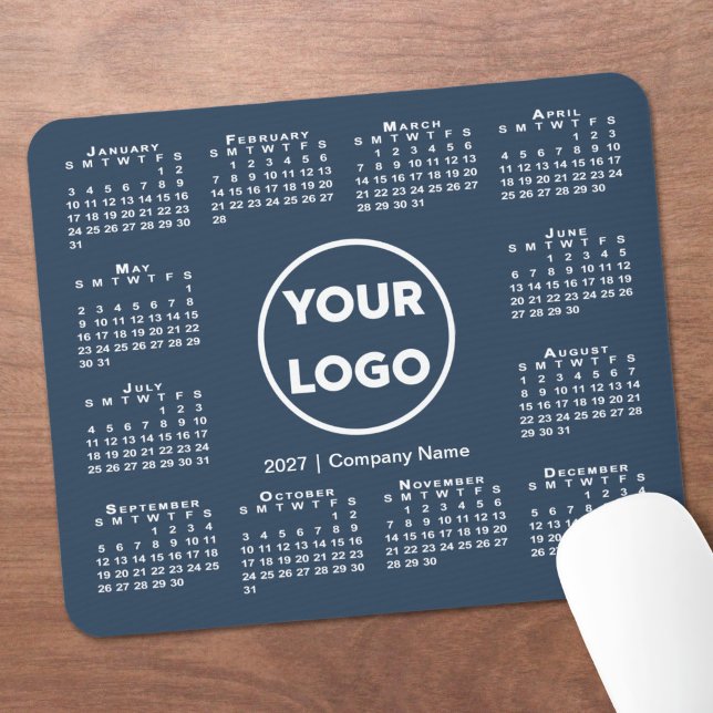Mousepad Calendário Empresarial Simples 2027 Logo em Azul M (Simple 2027 Calendar Business Logo on Navy Blue Mouse Pad in situ)