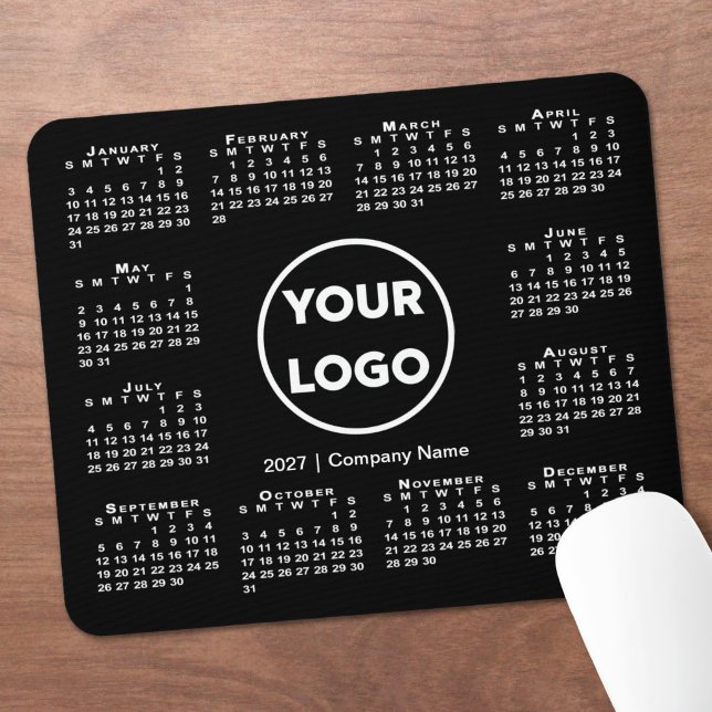 Mousepad Calendário Empresarial Simples 2027 Logotipo em Pr (Simple 2027 Calendar Business Logo on Black Mouse Pad in situ)