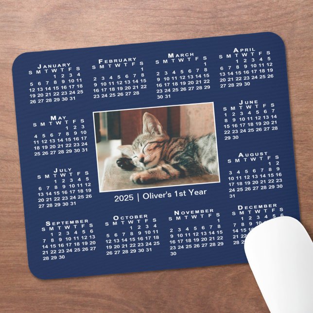 Mousepad Calendário moderno 2025 Seu nome de foto no Marinh (Modern 2025 Calendar Your Photo Name on Navy Blue Mouse Pad in situ)