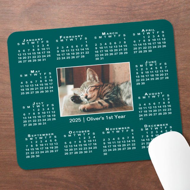 Mousepad Calendário moderno de 2025 Seu nome de foto no loc (Modern 2025 Calendar Your Photo Name on Teal Mouse Pad in situ)