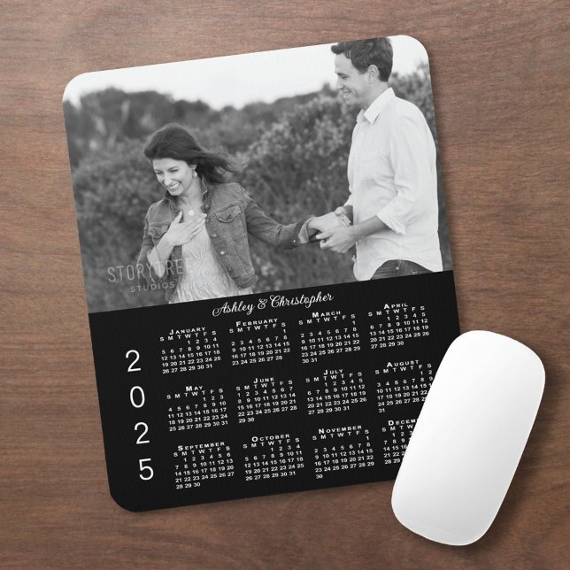Mousepad Calendário Personalizado Preto 2025 (Your Photo Names Personalized Black 2025 Calendar Mouse Pad in situ)