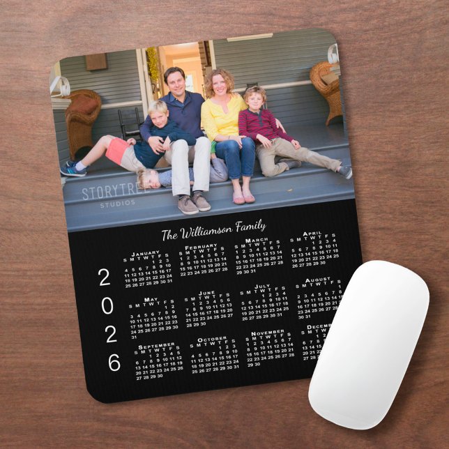 Mousepad Calendário Preto 2026 do Nome de Foto Personalizad (Personalized Photo Name Black 2026 Calendar Mouse Pad, in situ)