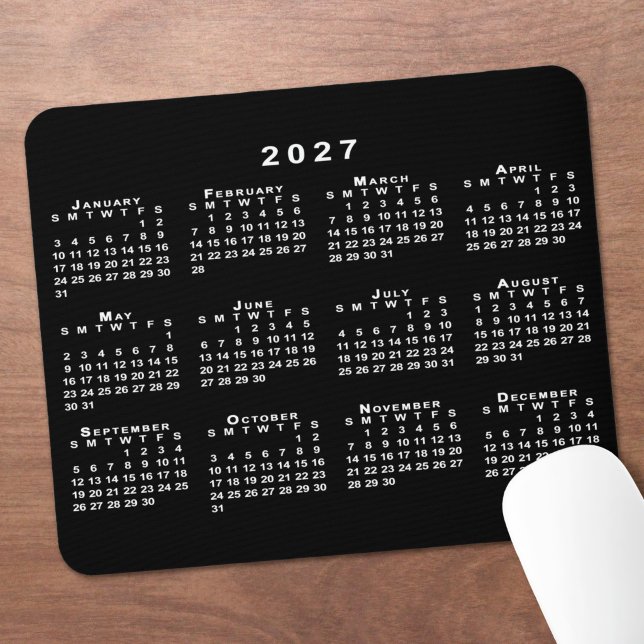 Mousepad Calendário Simples Preto e Branco 2027 (Simple Black and White 2027 Calendar Mouse Pad in situ)
